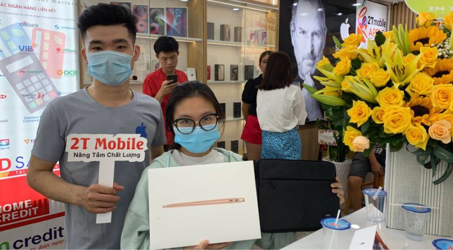 khách mua hàng tại 2T Mobile