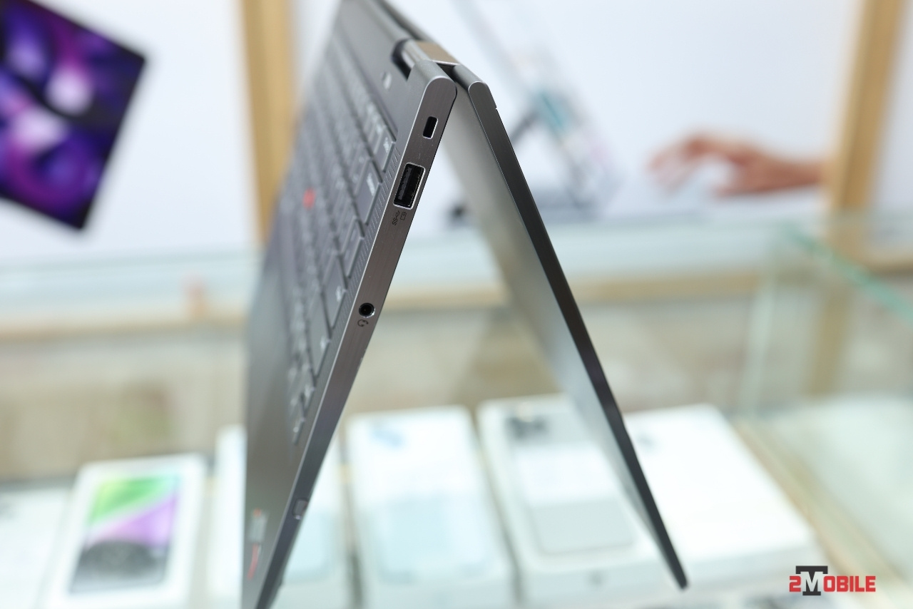 Cổng kết nối bên phải ThinkPad X1 Yoga Gen 6