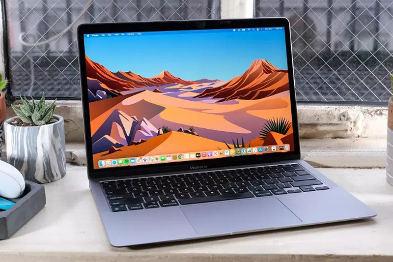 Macbook Pro Intel sử dụng bộ chip của Intel Core thế hệ thứ 10, Pro M1 sử dụng chip ARM Macbook Pro Intel sử dụng bộ chip của Intel Core thế hệ thứ 10, Pro M1 sử dụng chip ARM