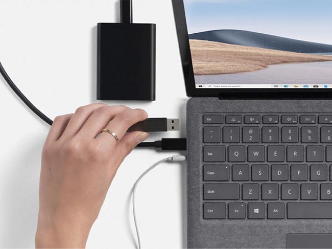 Kiểm tra nguồn và bộ sạc thật kỹ là cách sửa lỗi Laptop Windows không khởi động được đơn giản