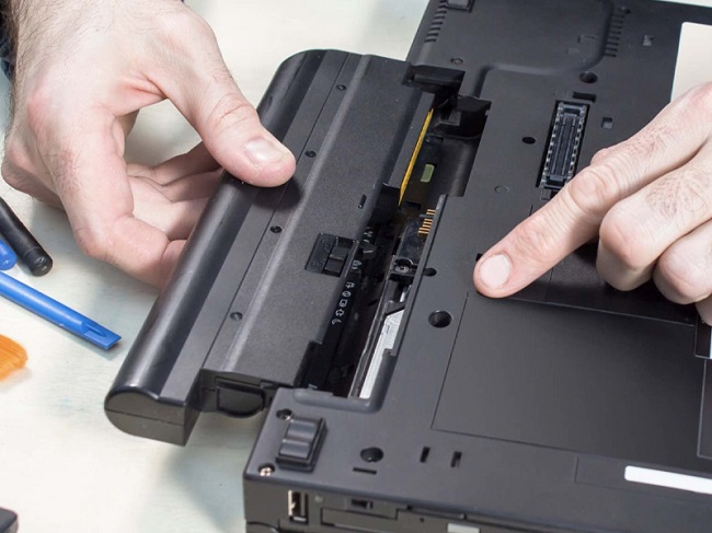 Cách sửa lõi Laptop Windows không khởi động bằng cách tháo pin xả điện