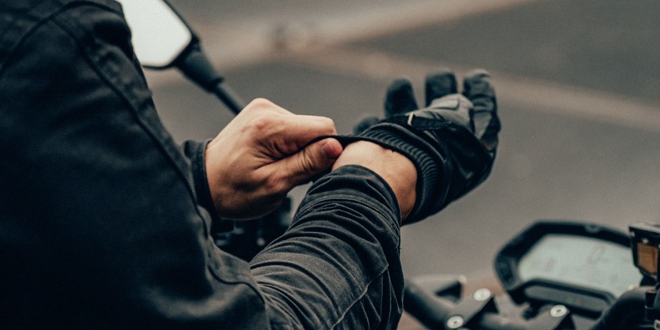 Sử dụng các nút bấm trên iPhone khi đeo găng tay