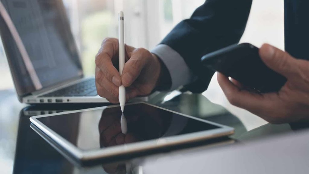 máy tính bảng hỗ trợ công việc, học tập