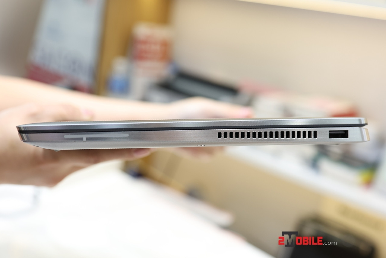 Cổng kết nối bên trái Dell Latitude 9420 2-in-1 (2021) 