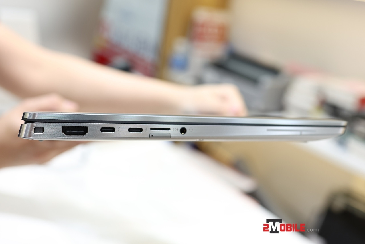 Cổng kết nối bên phải Dell Latitude 9420 2-in-1 (2021)