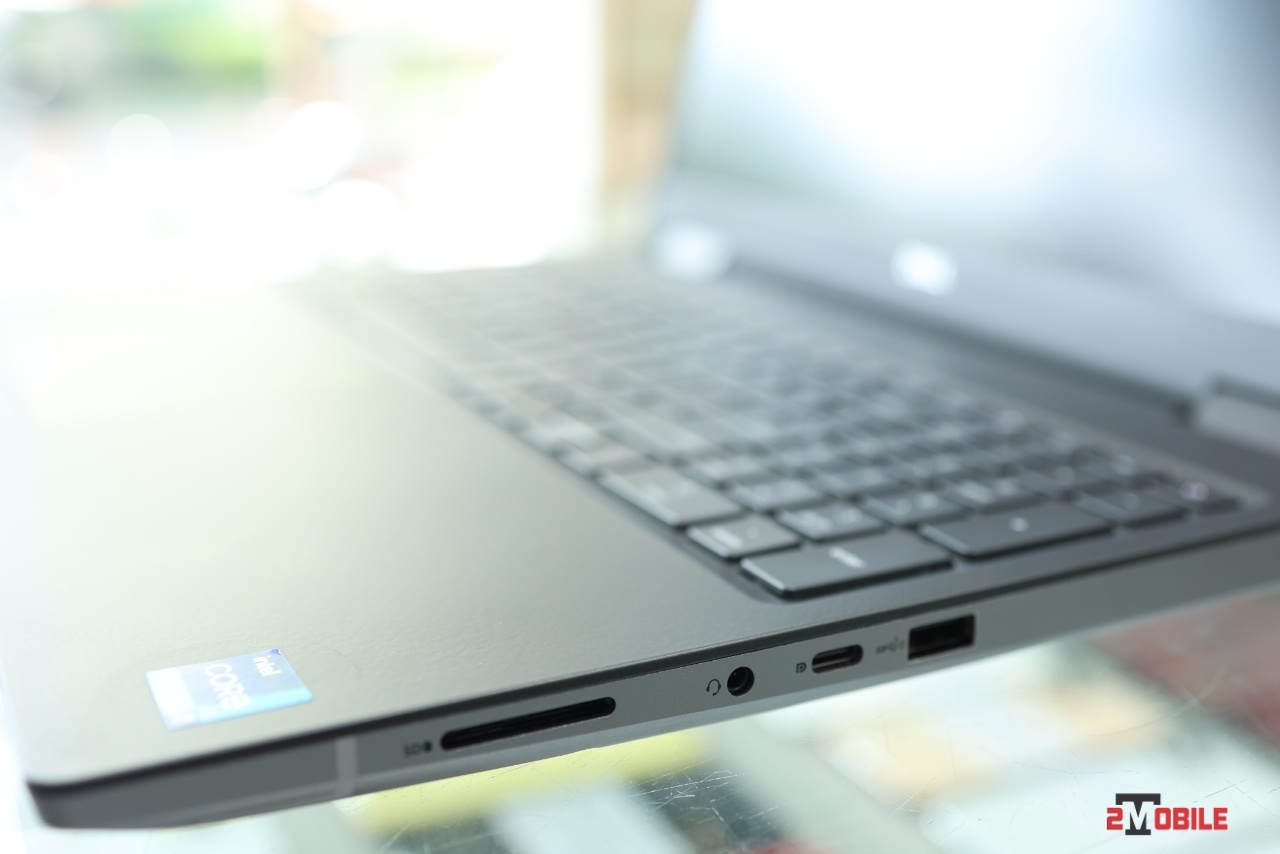 Cổng kết nối bên phải laptop Dell Precision 7680