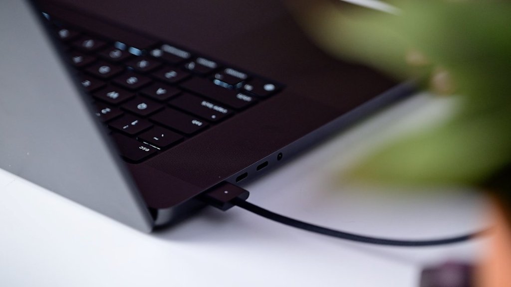 Macbook Pro M3 Pro 16-inch Magsafe3