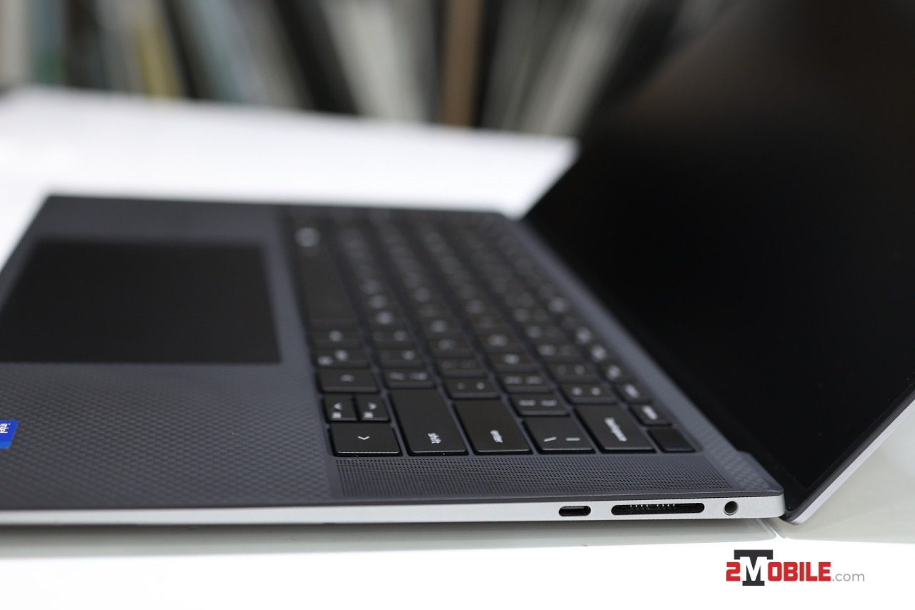 Kết nối bên phải Dell Precision 5570