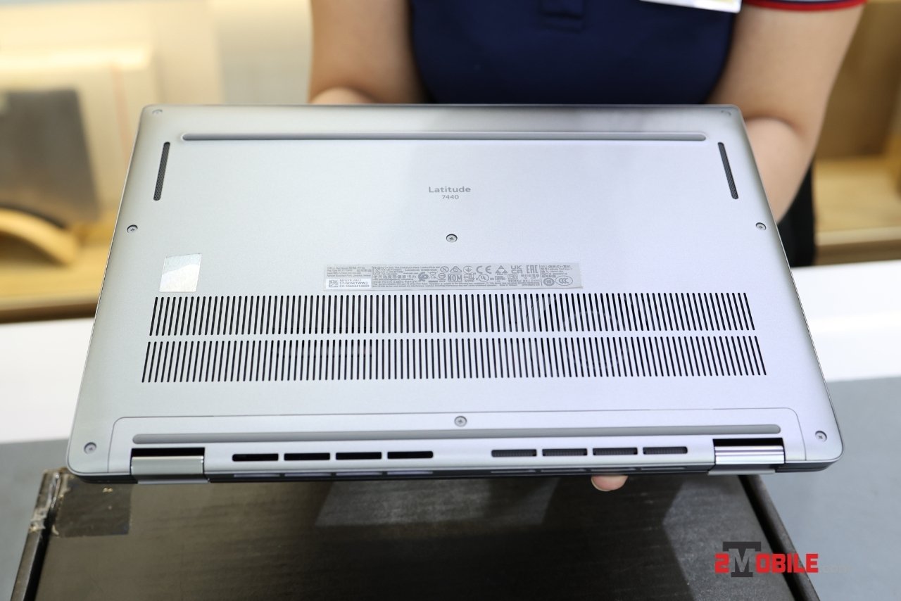Mặt đáy Dell Latitude 7440 2-in-1