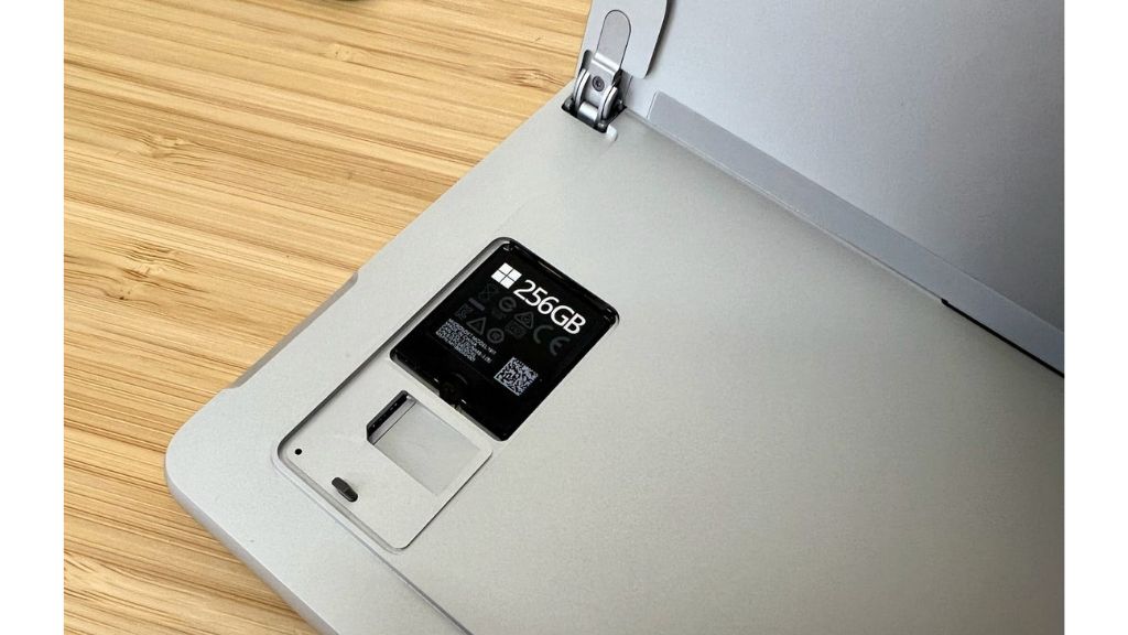 Khe thẻ SSD trên Surface Pro 8