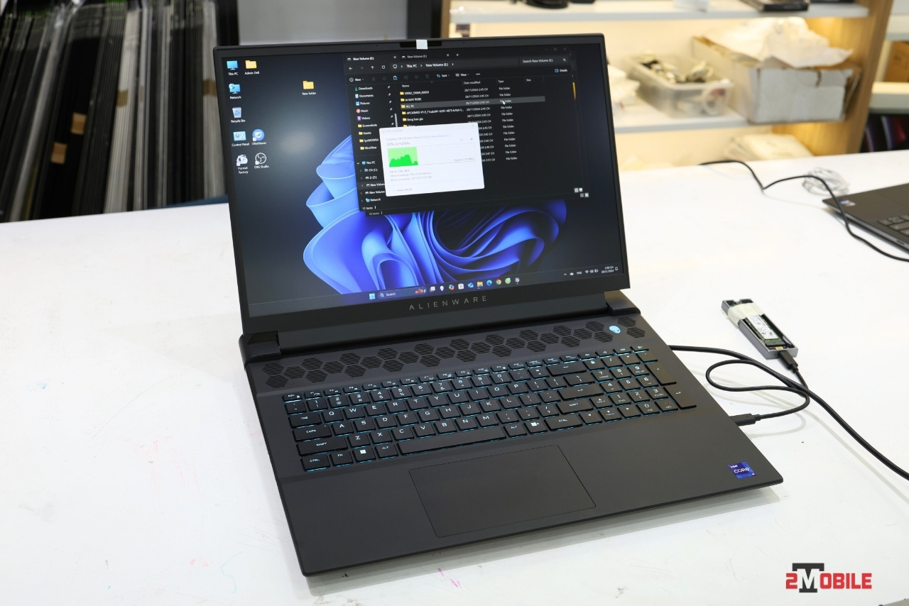 THiết kế của Alienware M18 R2