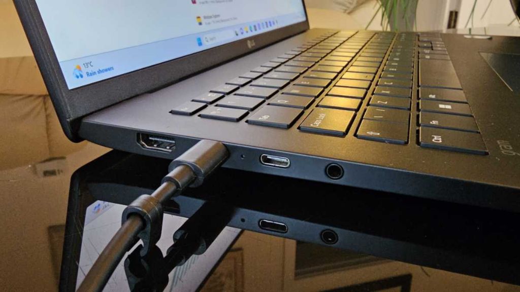 LG Gram 17 inch 2023 - Pin và sạc