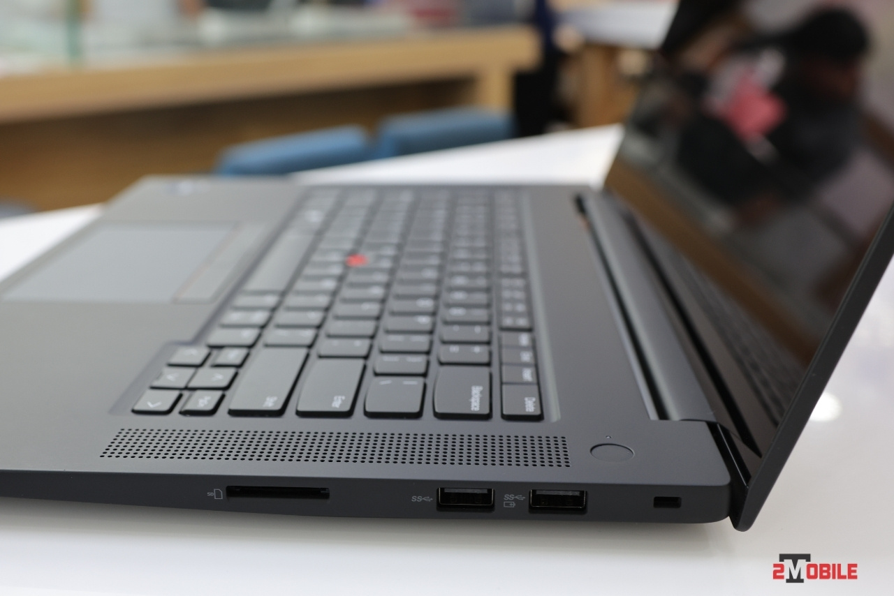 Cổng kết nối phải của ThinkPad P1 Gen 5