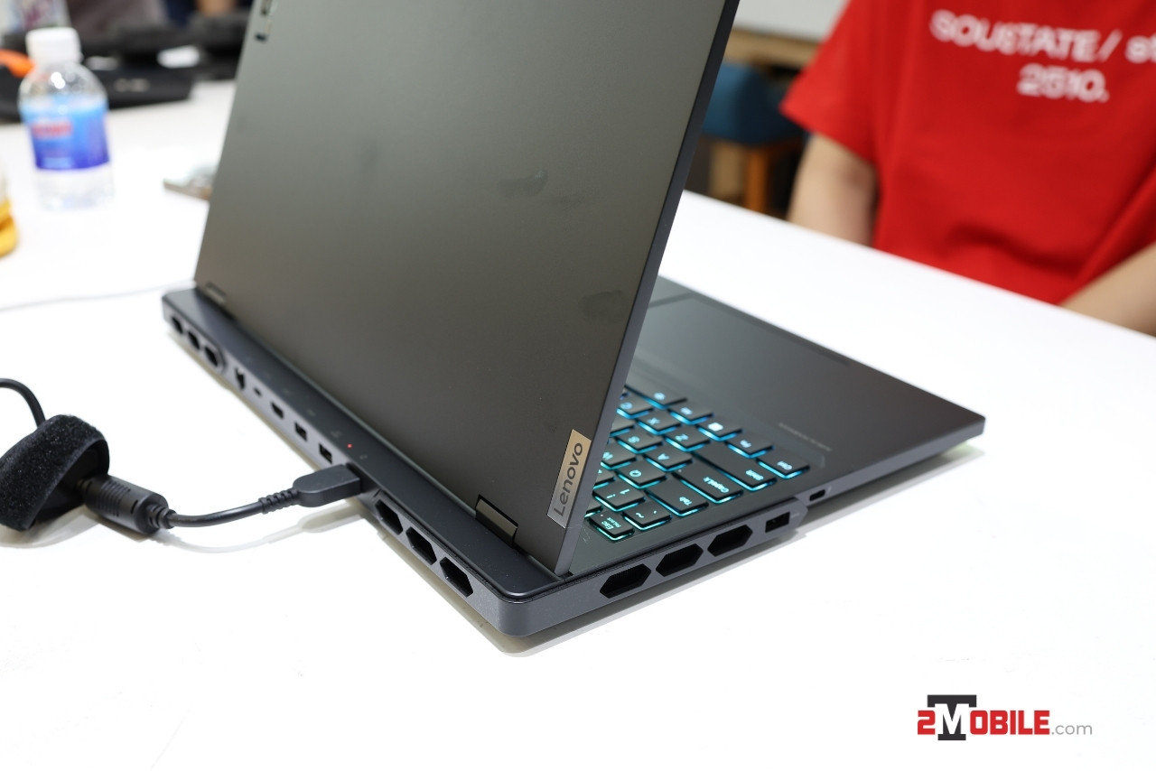 Cổng kết nối trái Legion Pro 7i 2024