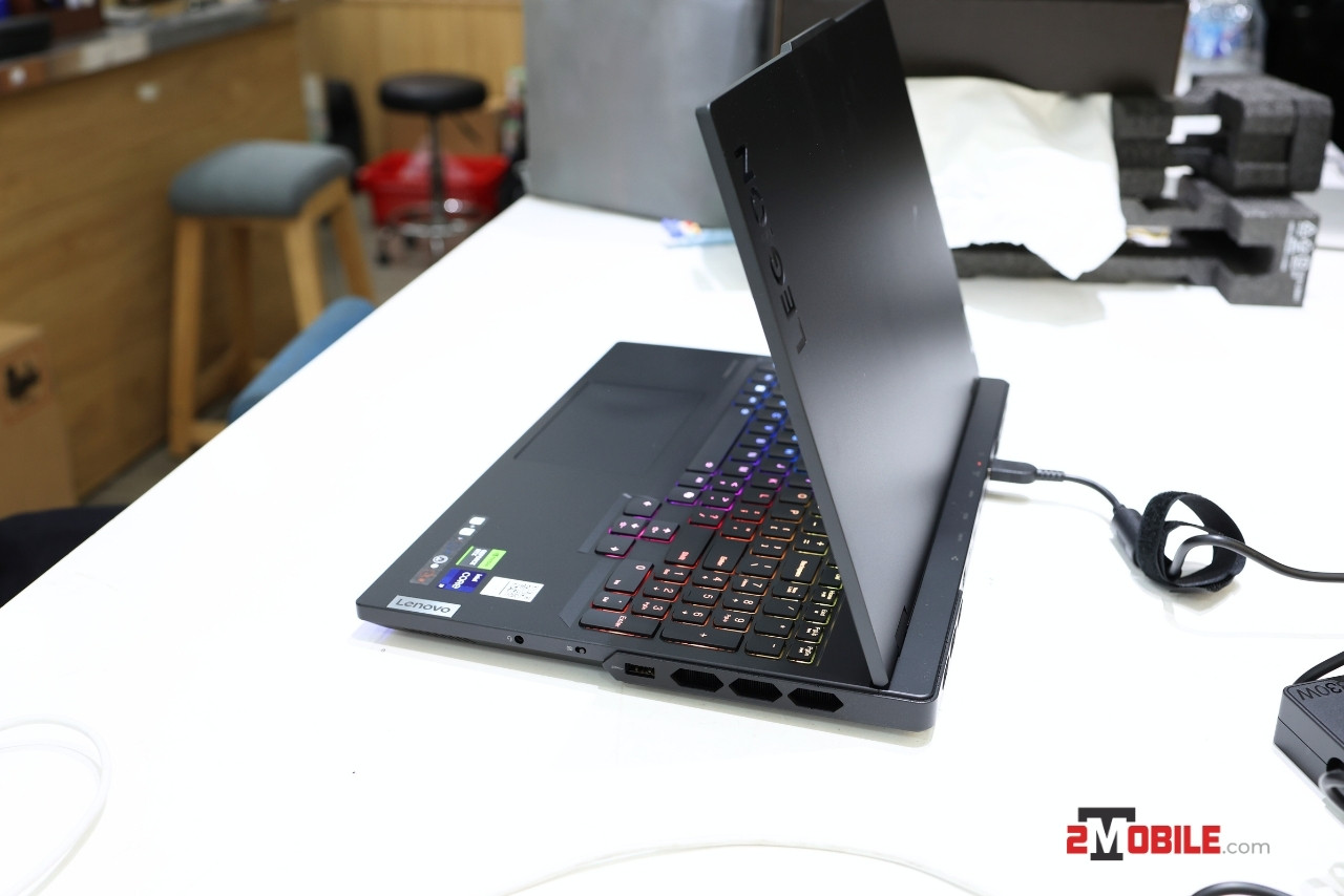 Cổng kết phải Legion Pro 7i 2024