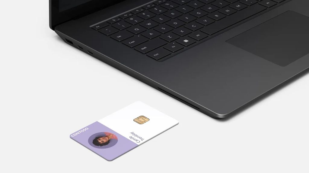 Khe đọc smart card trên Surface Laptop 6