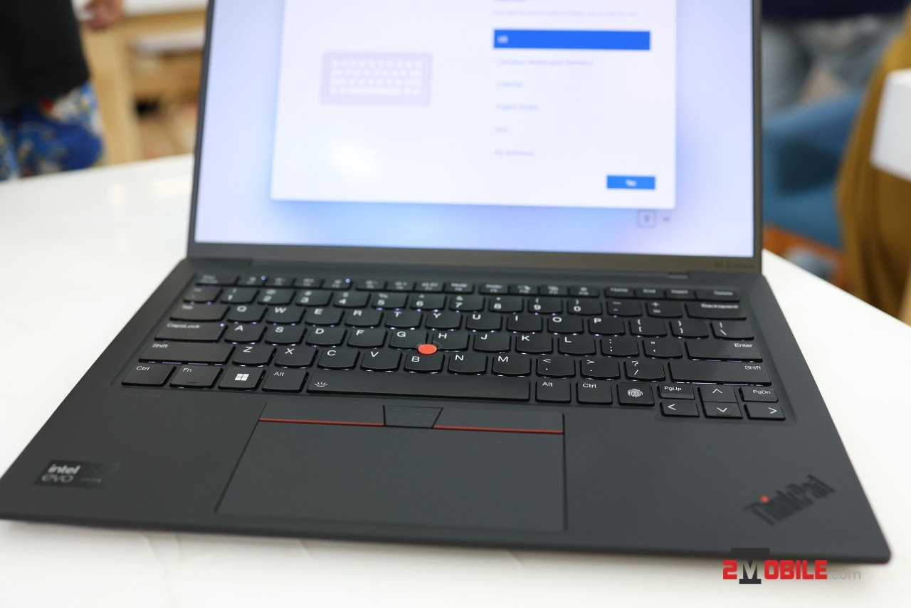 ThinkPad X1 Carbon Gen 12 OLED trackpoint