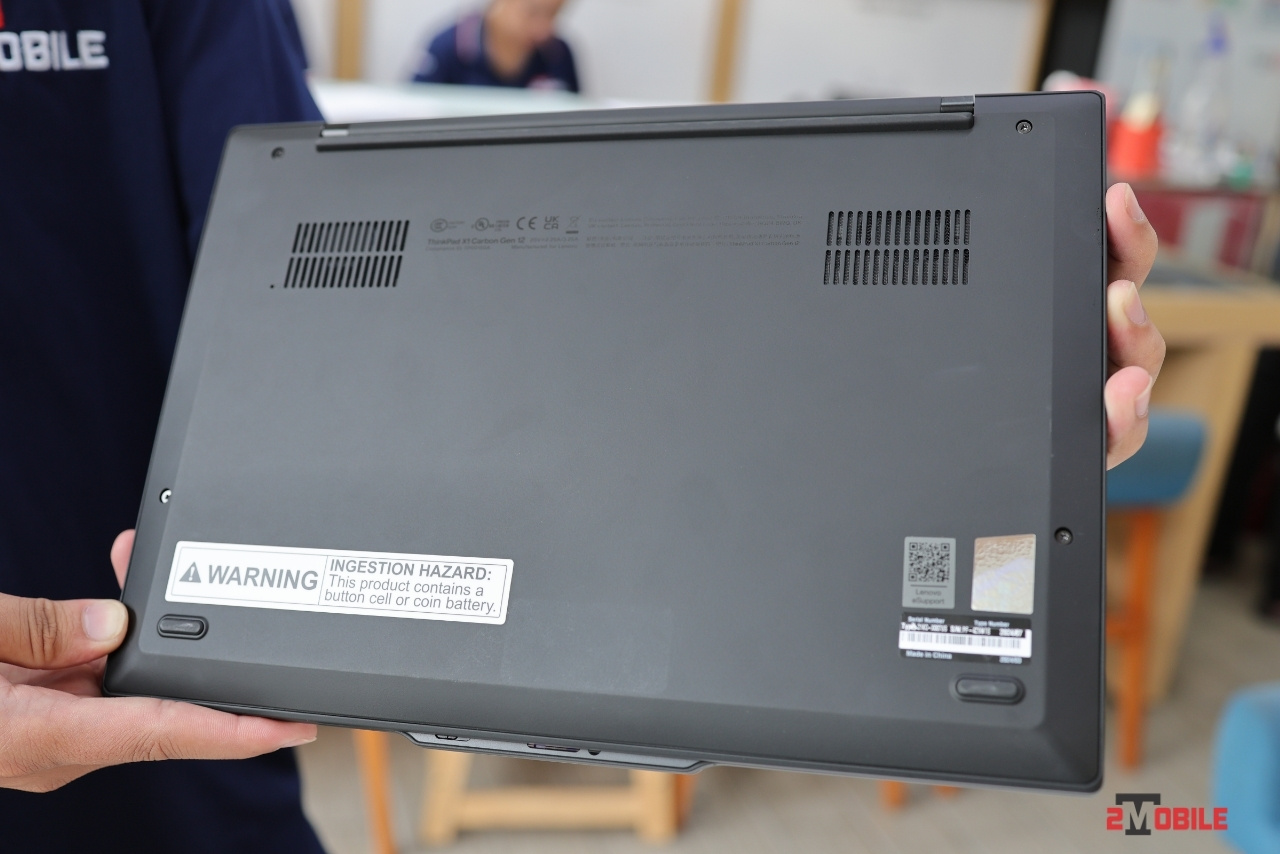 Mặt đáy của máy