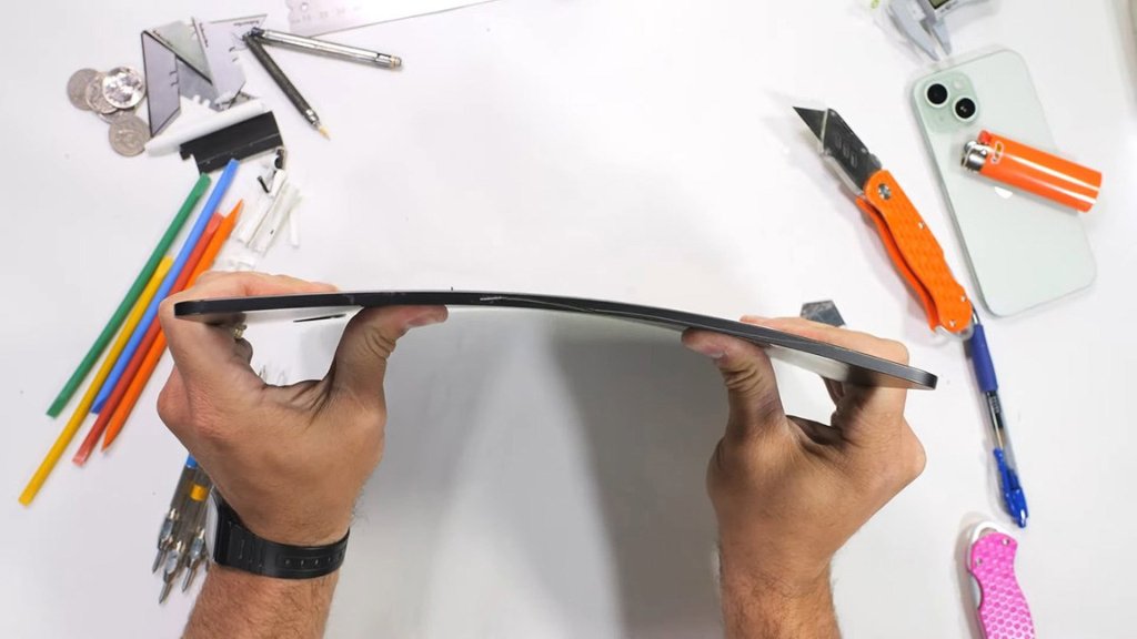 bẻ cong iPad Pro bằng tay