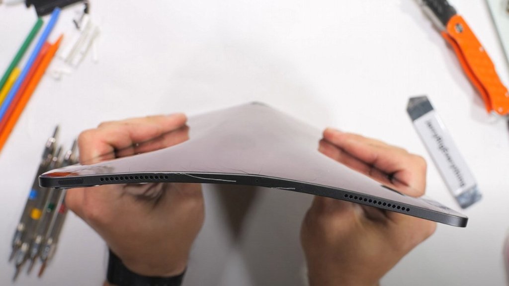 bẻ dọc test iPad Pro M4