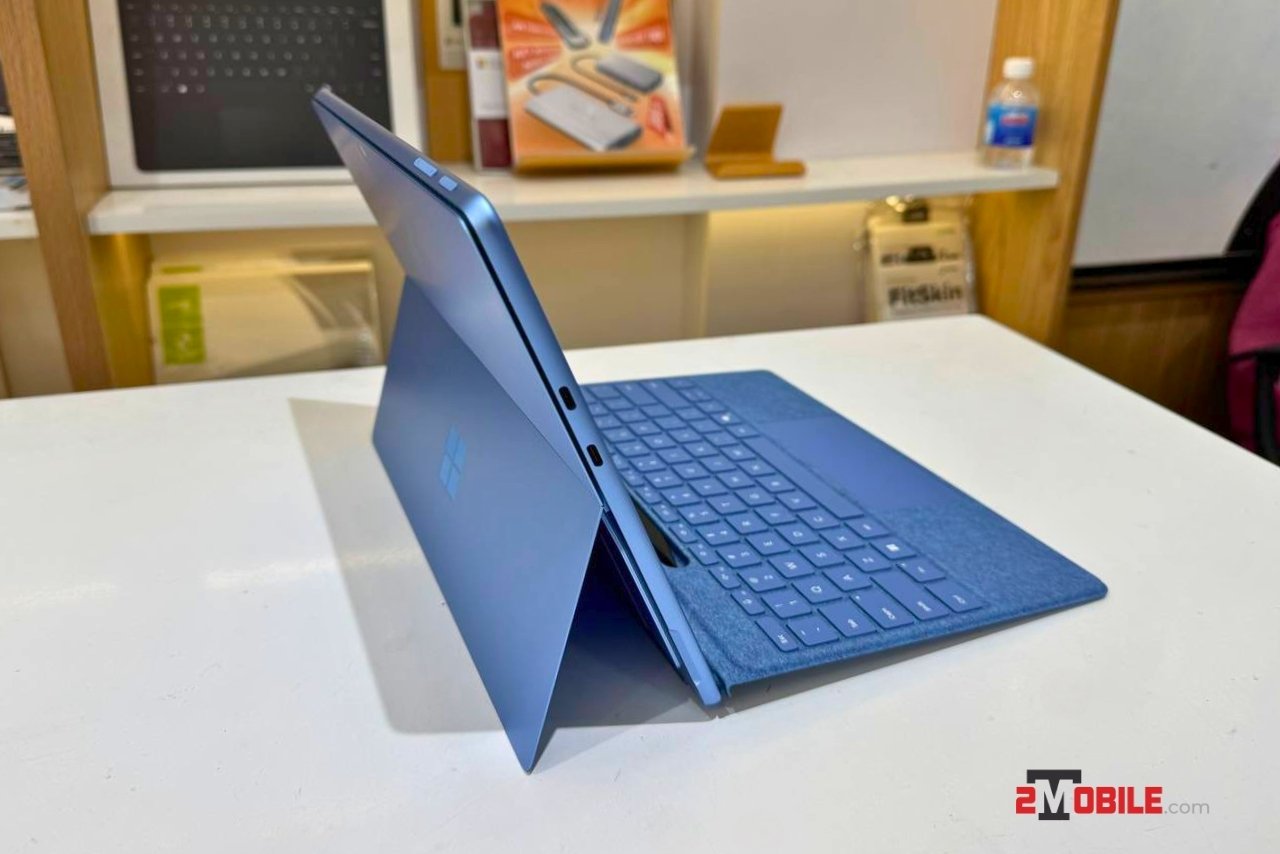 Cổng kết nối bên trái Surface Pro 11