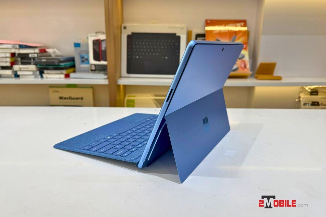 Cổng kết nối bên phải Surface Pro 11