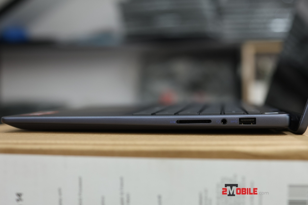 Cổng kết nối bên phải Dell Inspiron 14 7445 2-in-1 (2024)