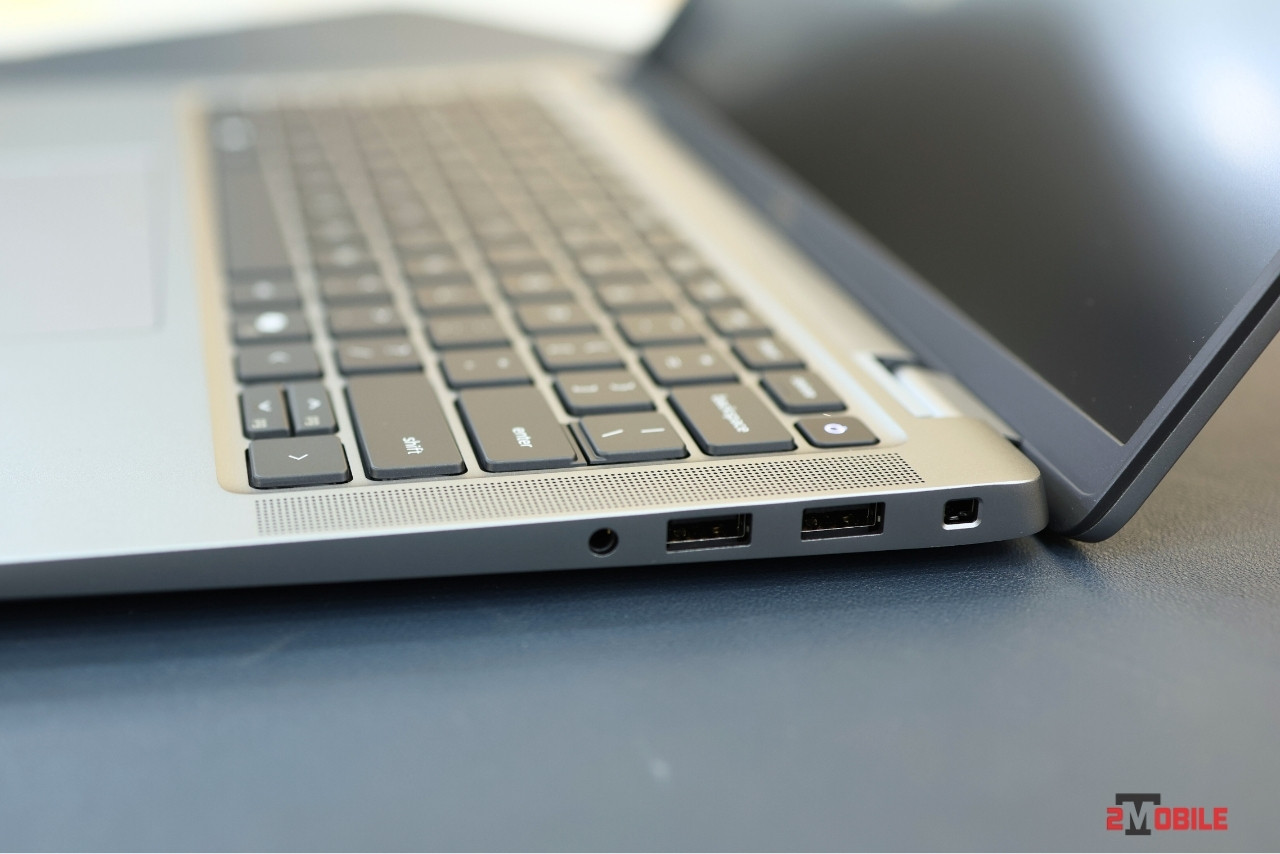 Cổng kết nối bên phải Dell Latitude 7450