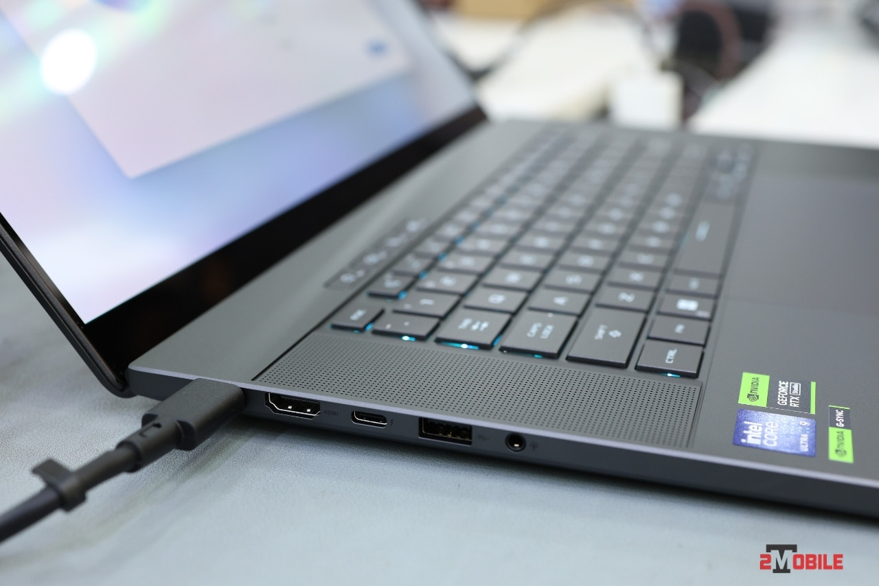 Cổng kết nối bên trái Asus ROG Zephyrus G16 2024