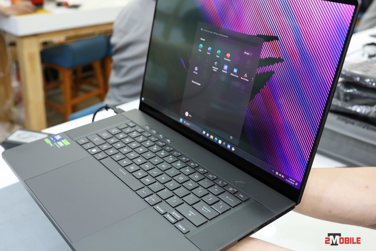 Asus ROG Zephyrus G16 2024 màn hình OLED