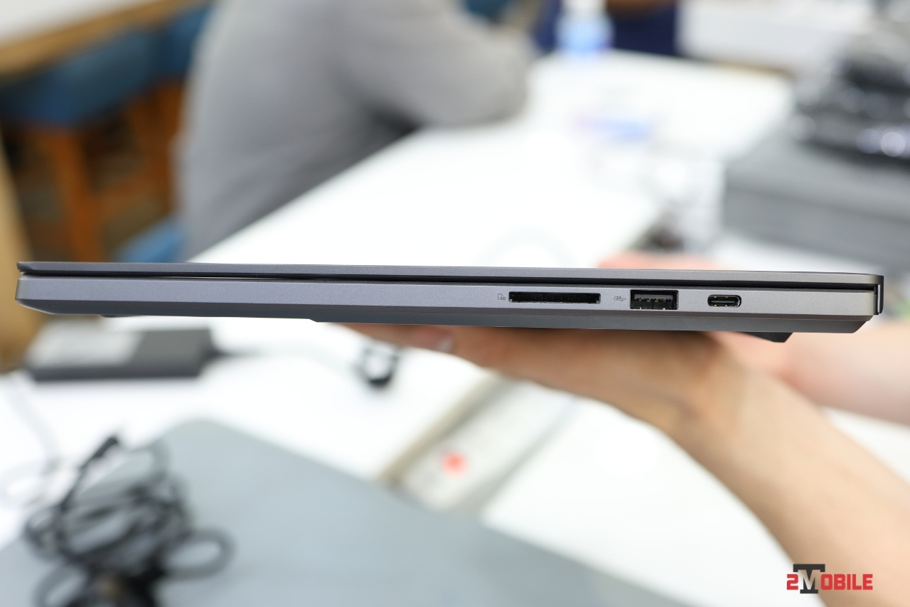 Cổng kết nối bên phải Asus ROG Zephyrus G16 2024