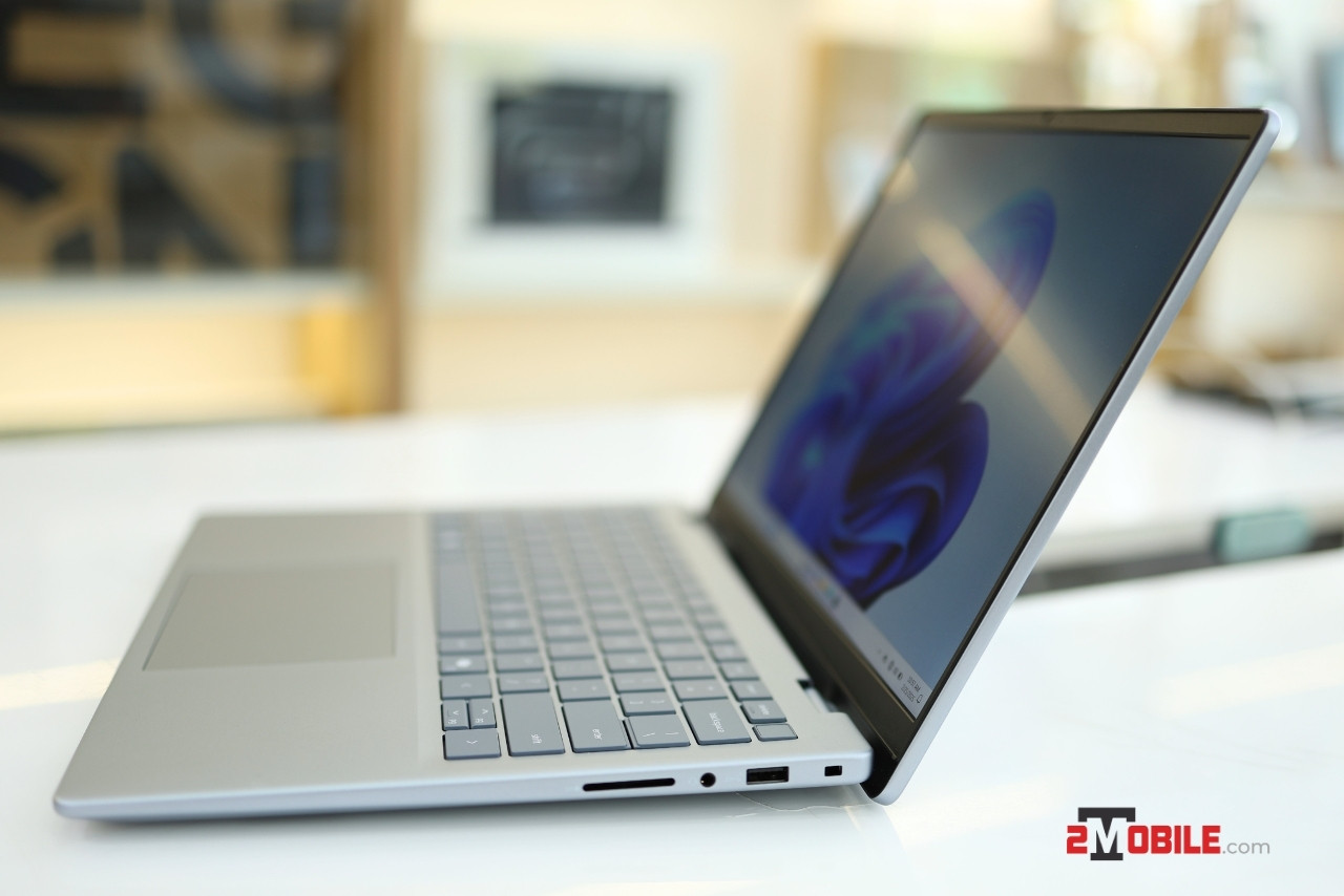 Cổng kết nối bên phải Dell Inspiron 14 5440