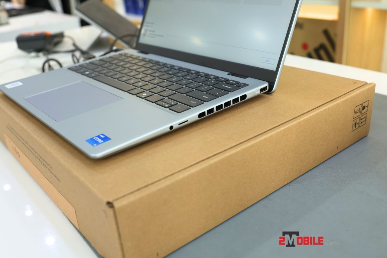 Cổng kết nối bên phải Dell Inspiron 14 Plus 7440 (2024)