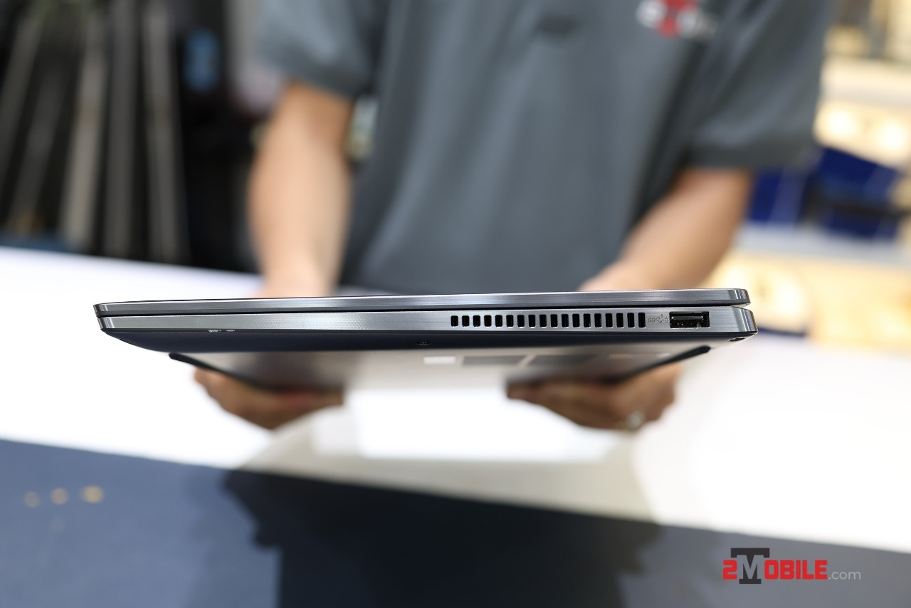 Cổng kết nối bên phải Dell Latitude 9430