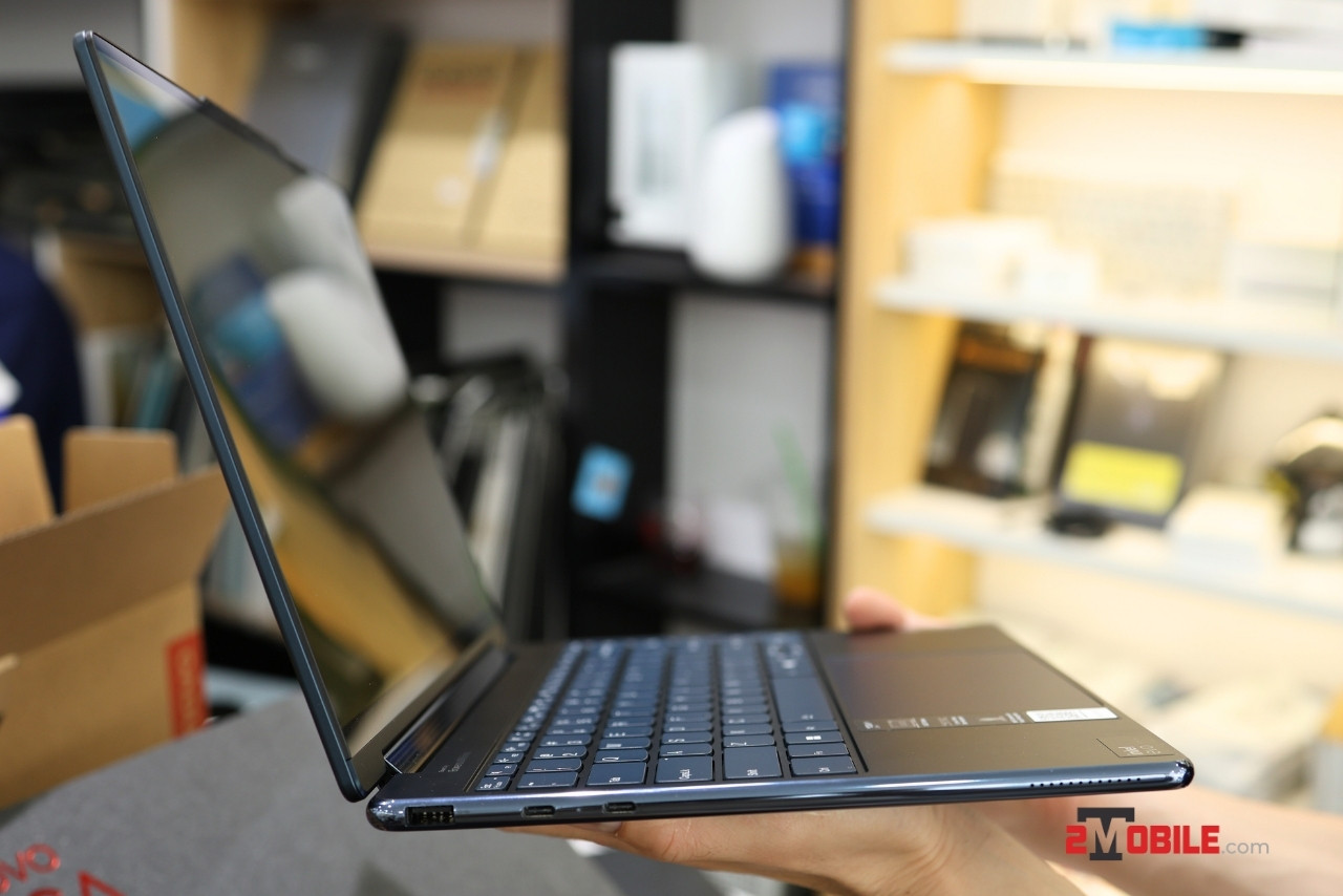 Cổng kết nối bên trái Yoga 9 2 in 1 2024