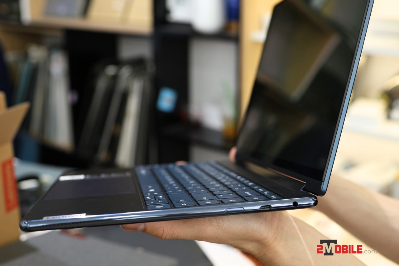 Cổng kết nối bên phải Yoga 9 2 in 1 2024