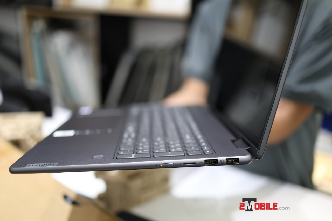Cổng kết nối bên trái của Lenovo Yoga 7i 2-in-1 16IML9 