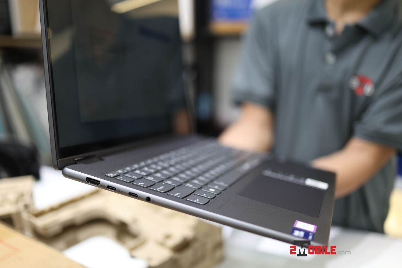 Cổng kết nối bên trái của Lenovo Yoga 7i 2-in-1 16IML9