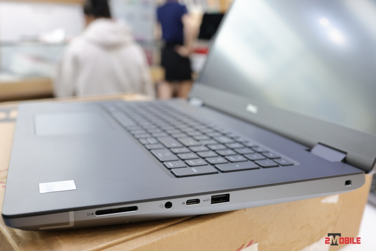 Cổng kết nối bên phải laptop Dell Precision 7770