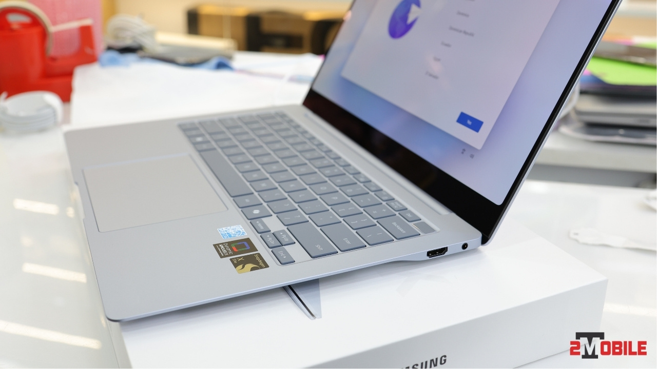 Cổng kết nối bên phải Samsung Galaxy Book4 Edge 2024