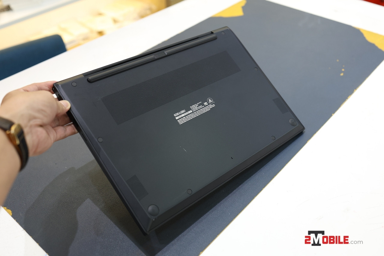 mặt đáy LG Gram Pro 16Z90SP