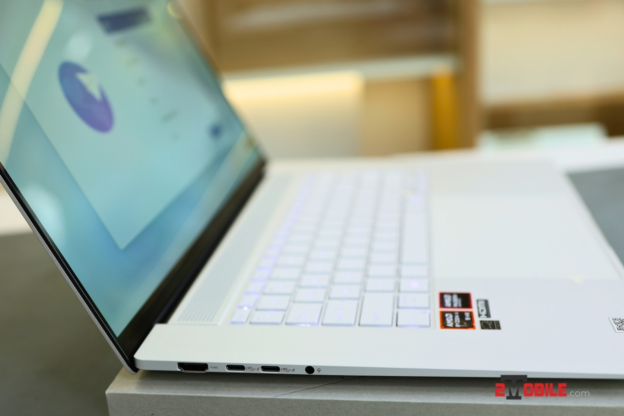 Cổng kết nối trái ASUS Zenbook S 16 2024