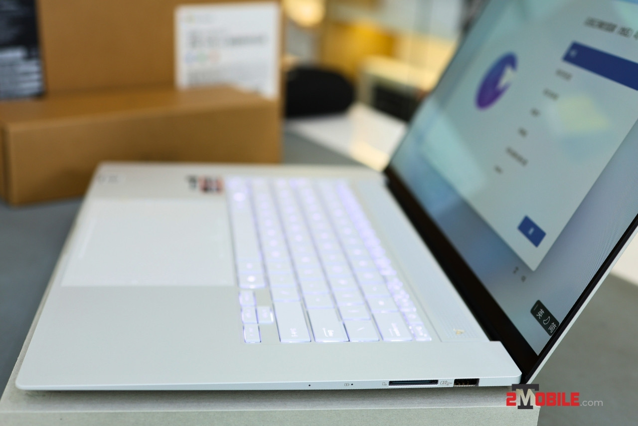 Cổng kết nối phải ASUS Zenbook S 16 2024