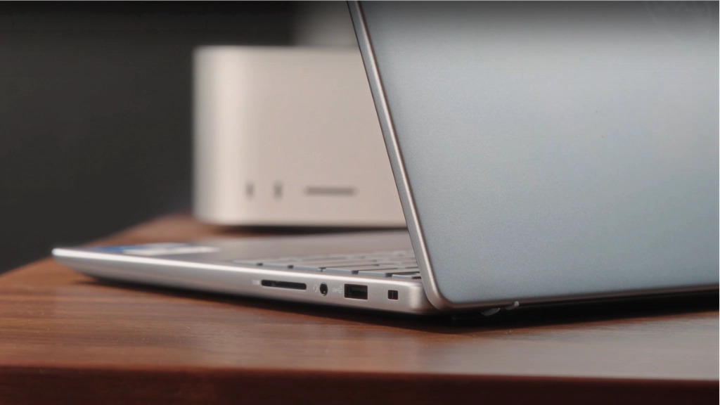 Cổng kết nối phải Dell Inspiron 5440